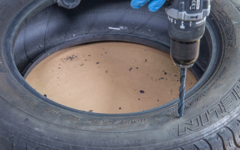 Haz el agujero en el neumático del baúl con neumáticos