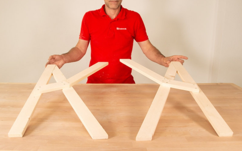 Crea la estructura de las patas del escritorio
