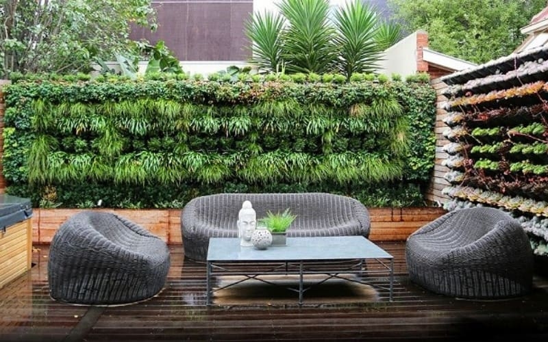 Terraza decorada con jardín vertical artificial
