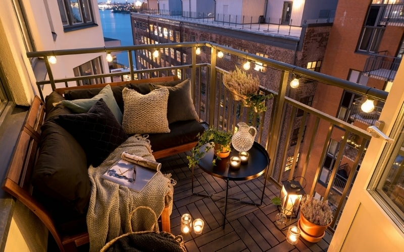 Ideas para iluminar la terraza en verano con guirnaldas y velas